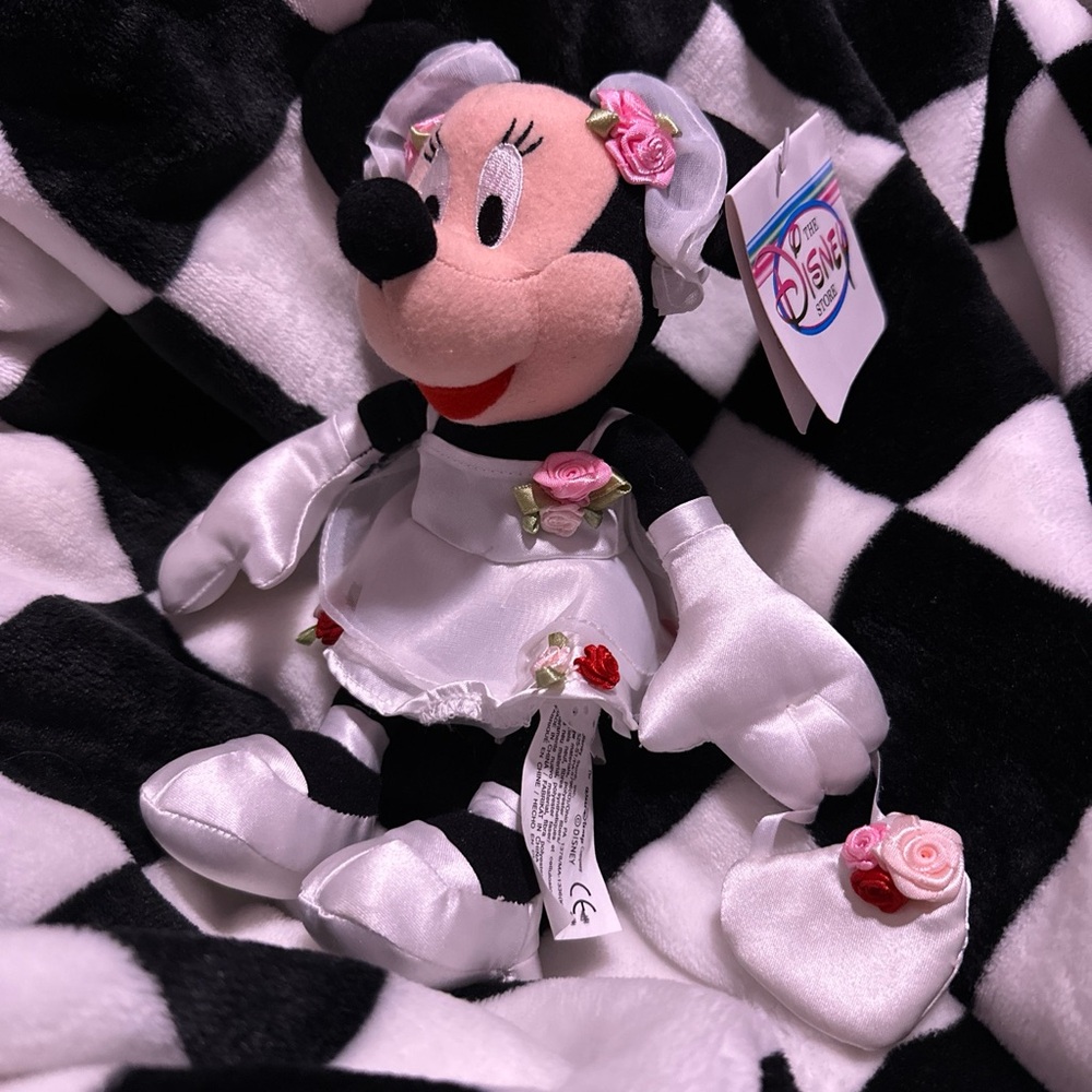 Minnie Wedding 9” retired Disney Merchandise